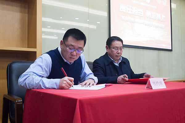 董長(zhǎng)軍董事長(zhǎng)就完成2018年度營銷目標(biāo)與營銷總經(jīng)理劉建軍簽訂責(zé)任書 1527731448789052.jpg