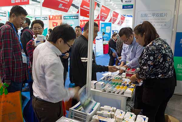 控銷部工作人員向客戶介紹產(chǎn)品